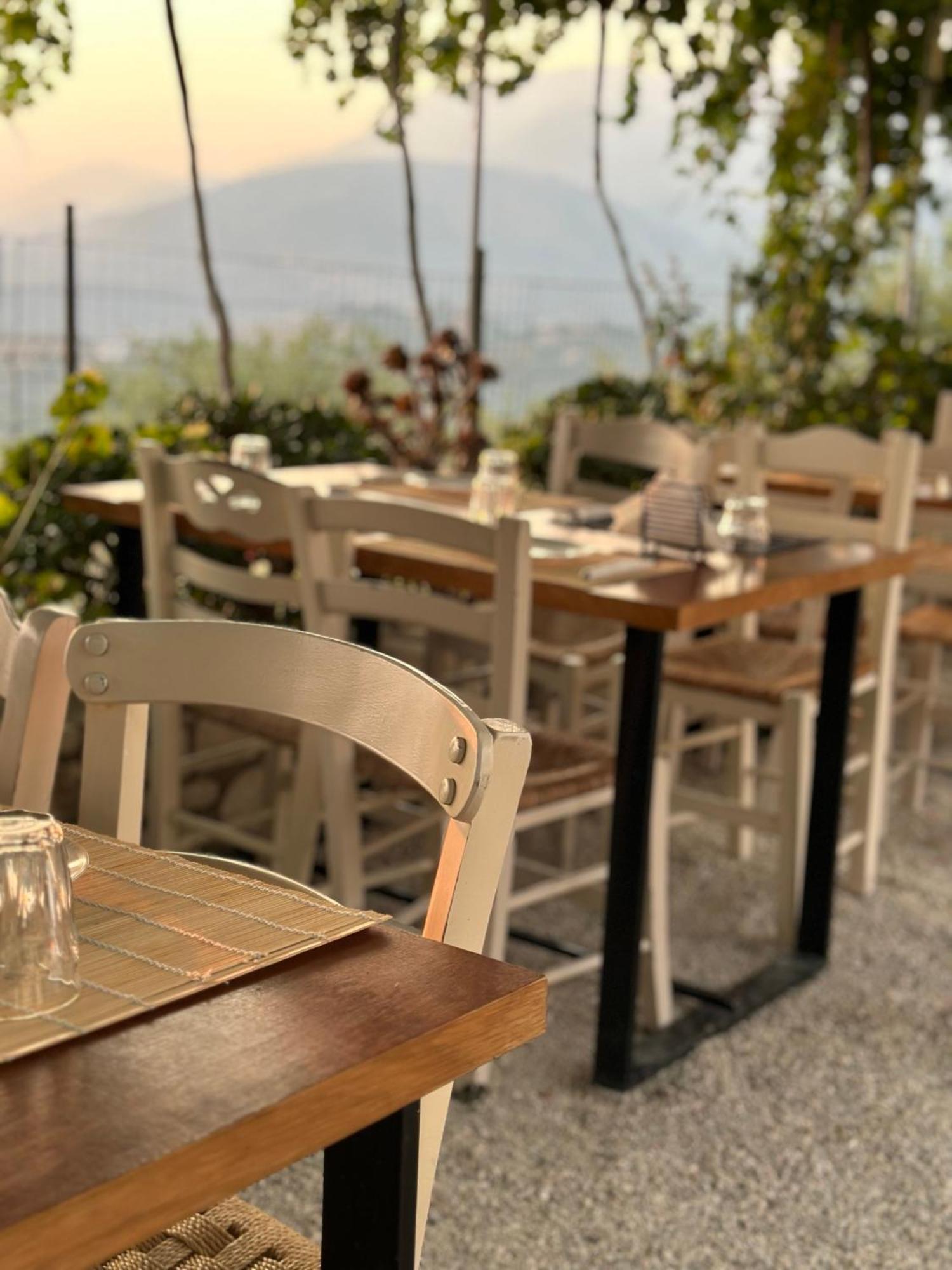 Elea Guesthouse Himare Exterior photo